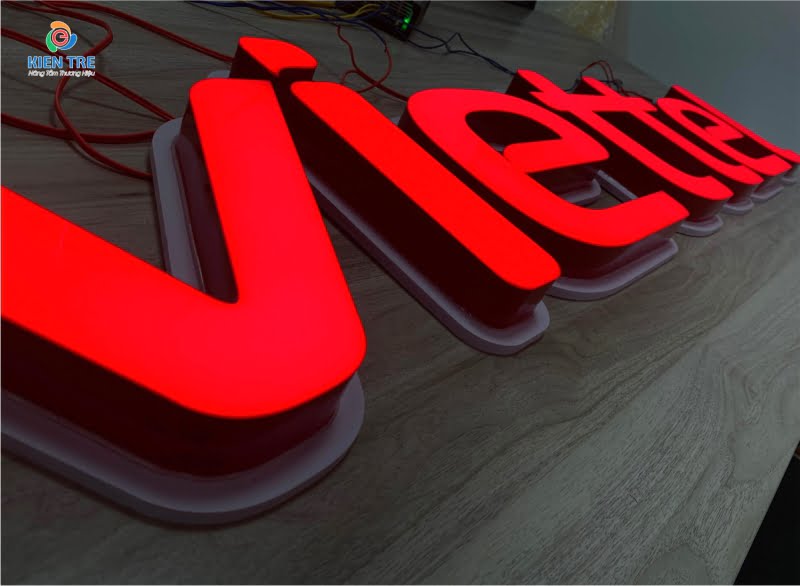 Xưởng Gia Công Logo Viettel Backdrop Mặt Mica Đỏ, Hông Nhôm, Âm Đèn Led Module, Đế Formex | Quảng Cáo Kiến Trẻ
